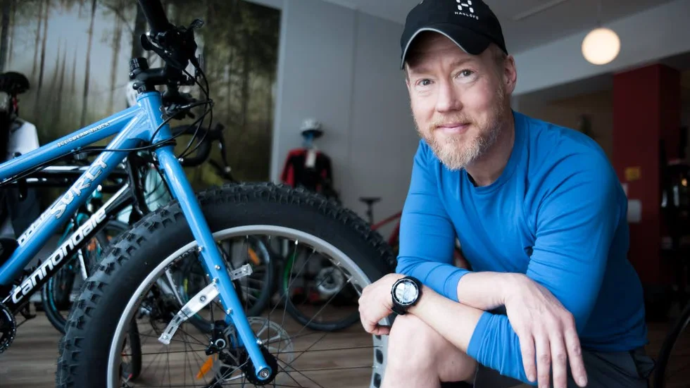 Passionerad. Cyklar är livet menar Eric Schlemme som gärna rullar fram och anser att cykeln kan vara både kompis, terapeut och träningspartner. Här intill en vän med extra breda hjul, en så kallad fatbike.
