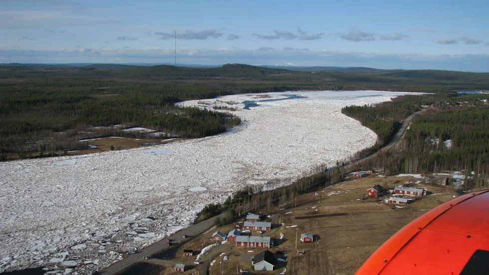 islossningen i Torneälv  uppströms Pajala. 
Foto:  Flygräddningen, 1:a Helikopterskvadronen, Kallax