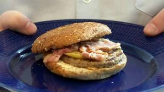 Johan Skoglunds ädelostburgare med äpple, bacon och senapsdressing. FOTO: Lena Tegström