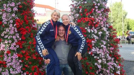 Dubbel succé gav tredubbel glädje. Under torsdagen vann Lisa Mattsson (t.v.) UEM-guld. I går var det Hanna Johanssons (t.h.) tur att ta hem guldet till Gällivare. Tränaren Håkan Johansson var förstås nöjd.