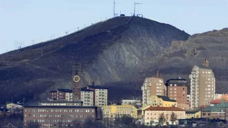 Snart når sprickorna fram till ett av Kirunas främsta landmärken. Om bara fem år behöver Kiruna ett nytt stadshus.FOTO: Göran Ström