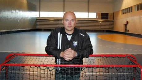 Han kommer från ishockeyn - nu ska Henrik Karlsson leda IBK i Boden i division I i innebandy.