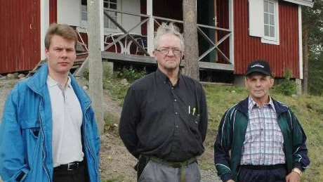 Hamnföreningen i Karlsborg hade i går möte. "Frågan är om vi kan sitta vakt ensamma i fortsättningen, det är vansinnigt det som inträffat", säger ordförande Rikard Huhta. Föreningen är skakad sedan Bo-Gunnar Nilsson blivit hotad av en knivbeväpnad man. "Det är förkastligt beteende", säger Kjell Fredriksson. FOTO: LINDA danhall