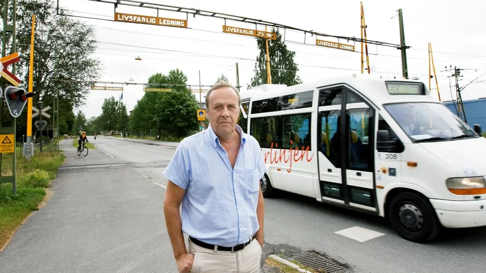 På Börje Lööws gamla arbetsplats, järnvägen, varnas det för livsfarlig ledning. Han hävdar nu att han usatts för härskarteknik av den politiska socialdemokratiska ledningen i stadshuset. Den svarar inte på hans frågor och vill osynliggöra honom.