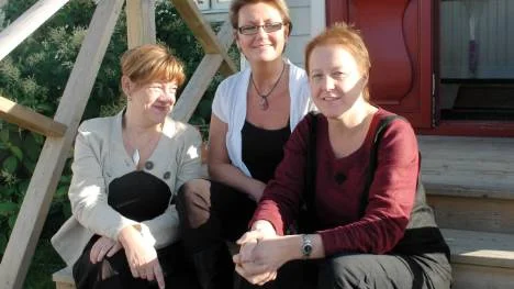 LRF:s projektledare Karin Hedström, projektassistent Lena Lindbäck och journalist och föredragshållare Inez Abrahamsson var redo inför inspirationsdagen om jordnära affärsideer och kvinnligt företagande som hölls i Haparanda.FOTO: linda danhall