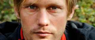Alexander Skarsgård blir kvar i USA