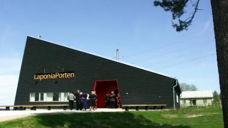 Laponiaporten i Porjus har blivit en välbesökt mötesplats med sommarkafé och guider på plats.
