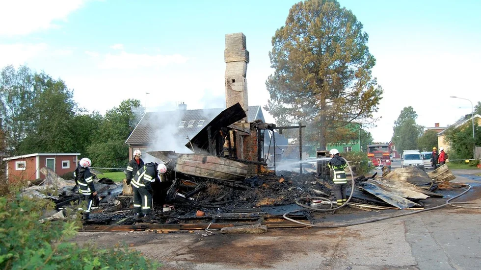 En villa på Gränsvägen i Boden brann ned till grunden i en explosionsartad brand på måndagsmorgonen. Två personer befaras ha omkommit.