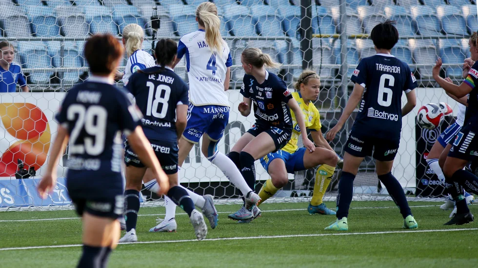 Cajsa Andersson i gult vid en Norrköpingshörna i första halvleken.