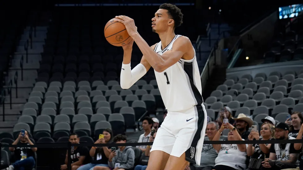 Victor Wembanyama valdes först i NBA-draften av San Antonio Spurs. Något VM i sommar blir det däremot inte för den franske 19-åringen.