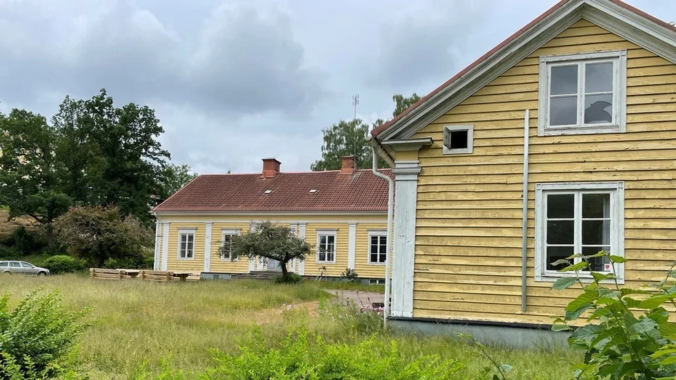 I den gamla prästgården i Överum bedrevs senast ett HVB-hem. Det startade hösten 2019, av Sida vid sida, men stängdes våren därpå när coronapandemin fick branschen att kollapsa. I januari 2022 öppnade man igen. För att stänga ett år senare, efter ett IVO-beslut.