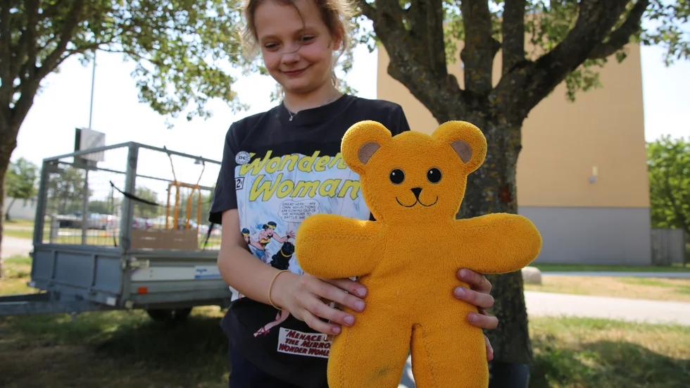 Amanda håller Gråbo skol-IF:s nya maskot för dagen. 