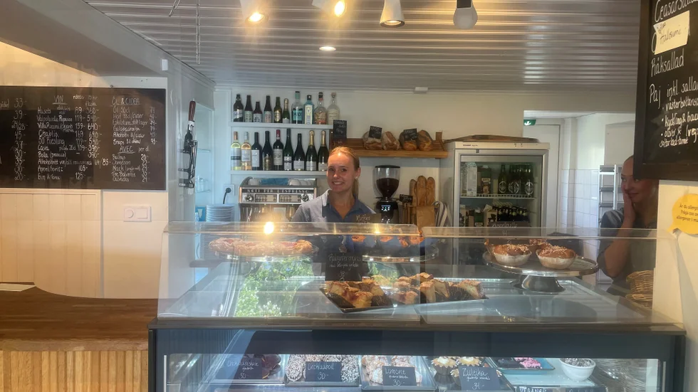 Ronja Sundström är en av sommarjobbarna på Café Gröna villan 