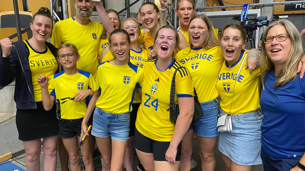 Efter matchen fick VVK-tjejerna sammanstråla med några av de svenska skrälltjejerna och ledare.