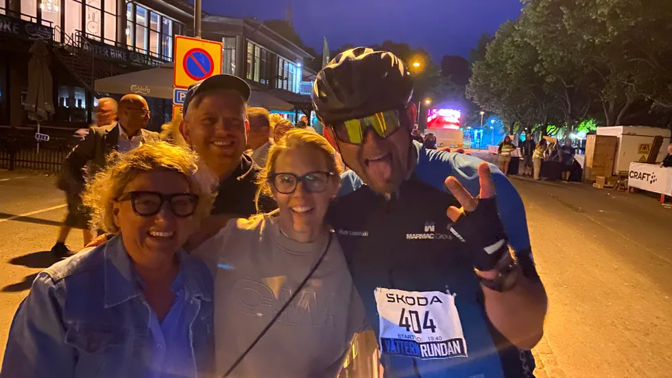 Piotr Lupinski från Polen åkte två varv i Vätternrundan i år. Här är det glädje med fansen i målet.