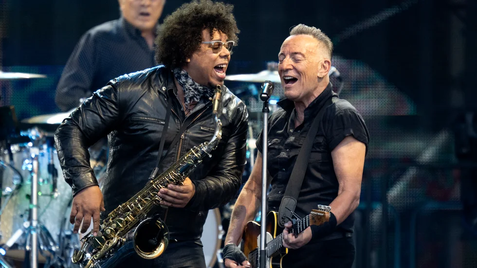 Bruce Springsteen tillsammans med saxofonisten Jake Clemons och trummisen Max Weinberg.