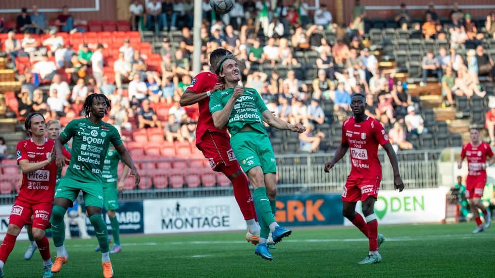 Linus Sahlin, mittbacken i Bodens BK, vann massvis med dueller i länsderbyt mot Piteå.