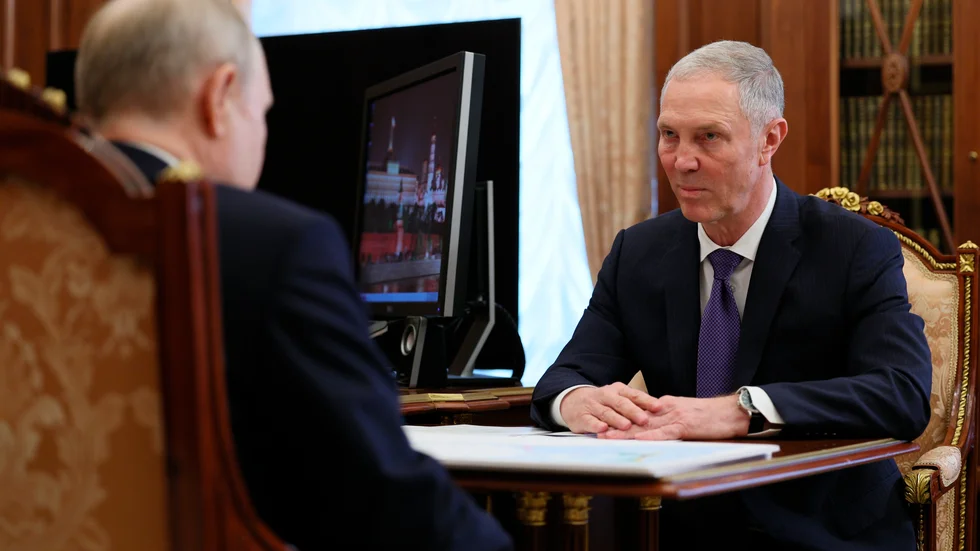 Vladimir Saldo, till höger i bild, leder ockupationsstyret i delvis Rysslandskontrollerade Cherson. Här träffar han Vladimir Putin i Moskva. Arkivbild.