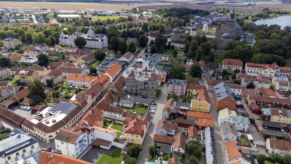 Vadstena är en liten kommun med begränsade ekonomiska resurser. Att i den situationen låta sig inspireras av andra, mindre kommuners goda lösningar är inte hemmablint och huvudlöst, skriver insändarskribenterna.