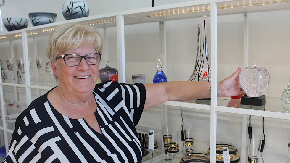 Lilian Tärning, ägare till Gravyverkstan i Linköping, säljer nu sitt företag. "Jag slutar med flaggan i topp", säger hon.