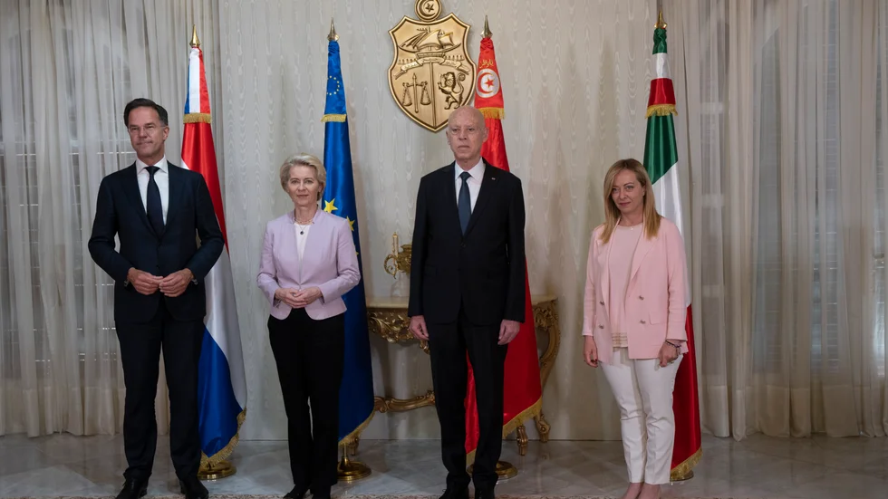 EU-kommissionens ordförande Ursula von der Leyen och Tunisiens president Kais Saied i mitten, flankerade av Nederländernas premiärminister Mark Rutte och Italiens premiärminister Georgia Meloni.