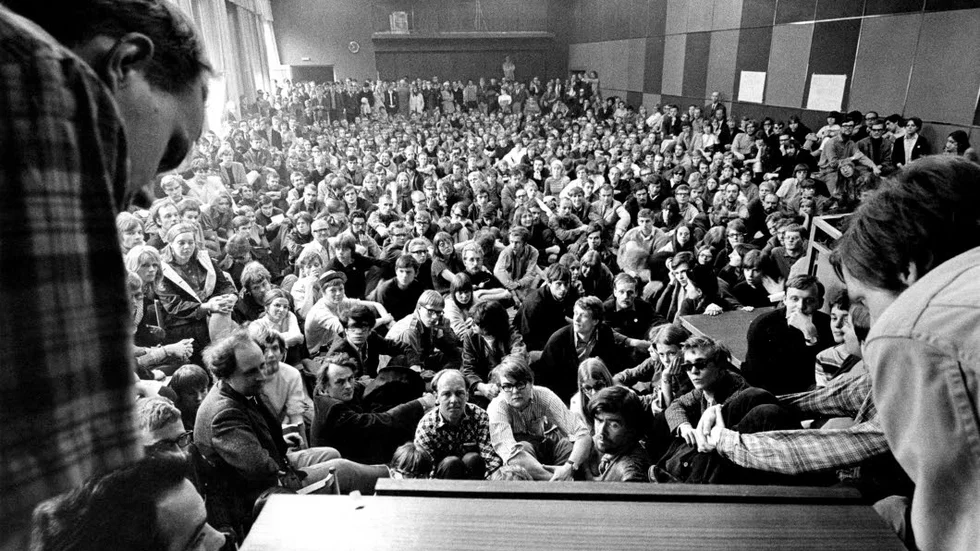 Omkring femhundra studenter samlade i Kårhuset i Stockholm under kårhusockupationen 26 maj 1968.