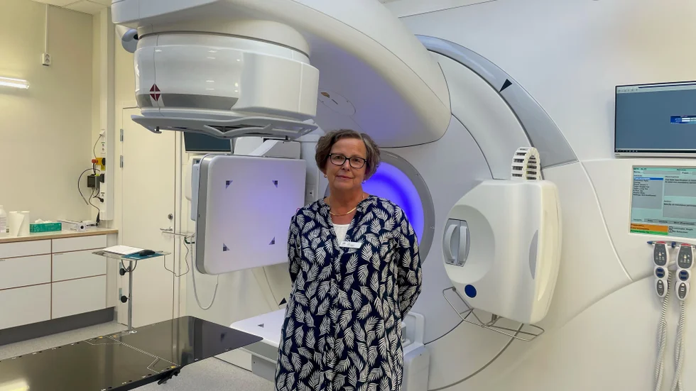 Kajsa Andersson som är vårdenhetschef på onkologkliniken visar den nya maskinen i de ljusa, fräscha lokalerna.