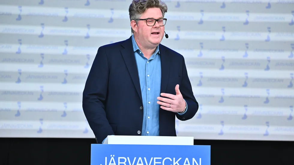 Justitieminister Gunnar Strömmer - som här ses tala på Järvaveckan för någon vecka sedan - har många problem att ta itu med. En grundläggande sak är att processa fram lagar som gör utvisning för brott till norm; inte minst för attacker mot blåljuspersonal. Staten ska värna sin gräns- och frontpersonal.
