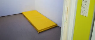 Onykter försökte strypa sig själv