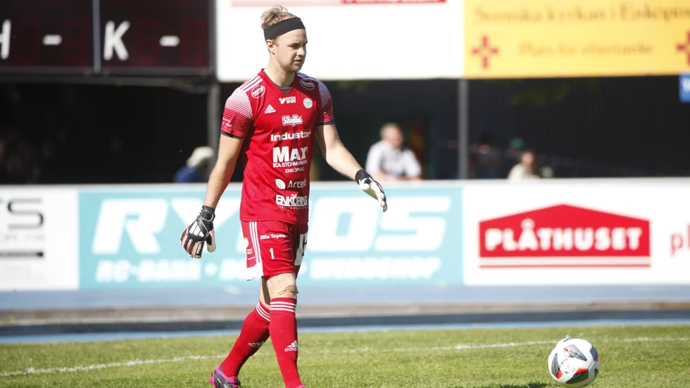 Gustaf Persson hade inte jättemycket att göra i ESK-målet vid derbymatchen mot Fanna BK på Enavallen i söndags.