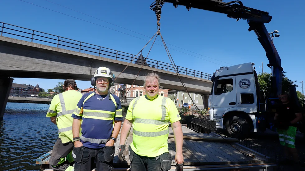 Fältgeoteknikerna Jonas Hilmerson och Bengt Jonsson på Sweco ska undersöka markförhållandena under Eskilstunaån.