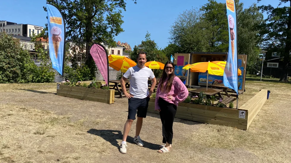 Marcus Höglund och Alexandra Rydberg har öppnat en glasskiosk på Strömsholmen. Den tillfälliga glasserveringen kommer att hålla öppet hela sommaren.