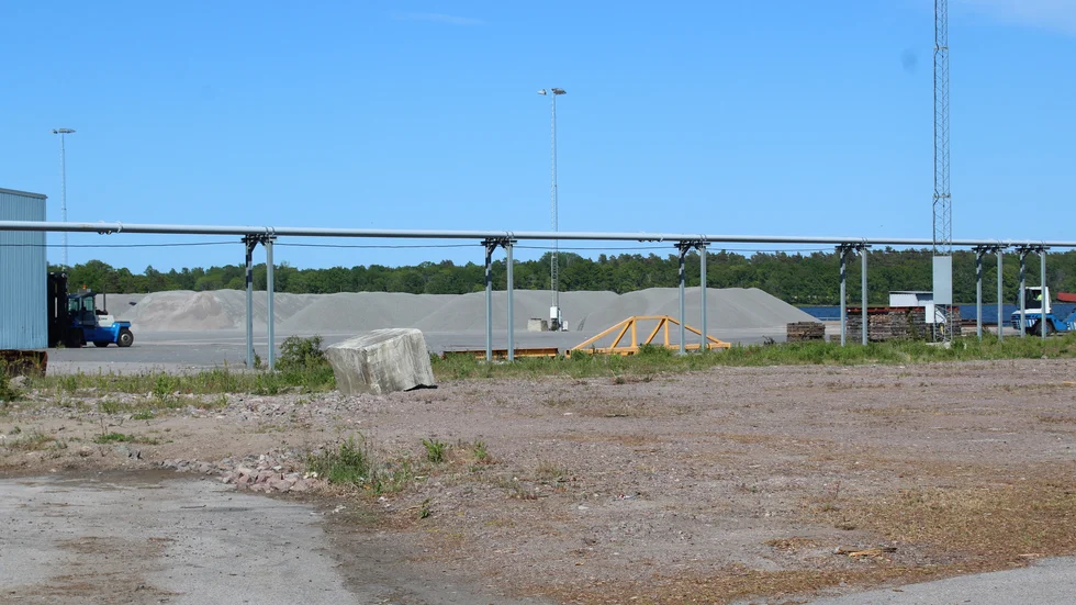 Stenmassorna ligger vid kajen och väntar på att lastas ut. 