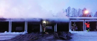 Garagebrand: Tre bilar totalförstörda