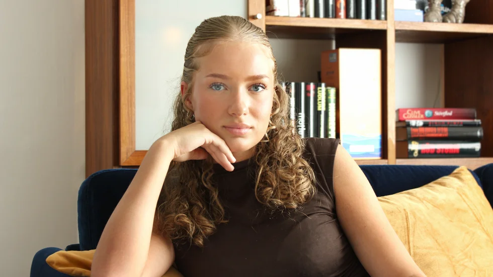 Julia Stiernborg är 17 år och bor i Strängnäs. När hon var sju år gammal började hon med skådespeleri.