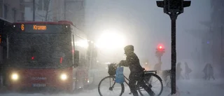 Väder: Snöfall och hårda vindar