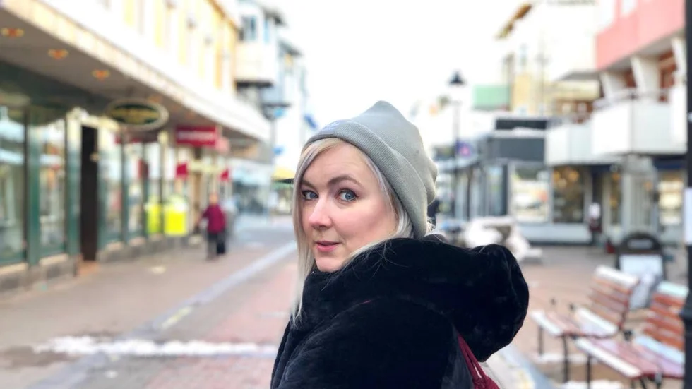 Lova Lakso är högaktuell med debutromanen ”Så jävla kallt” som handlar om tre vänner i övre tonåren och delvis utspelar sig i Piteå.