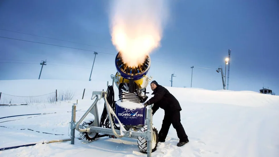 Snökanoner mullrar på Måttsundsbacken. Tillverkningen av snö är en allt viktigare del för skidanläggningarna.