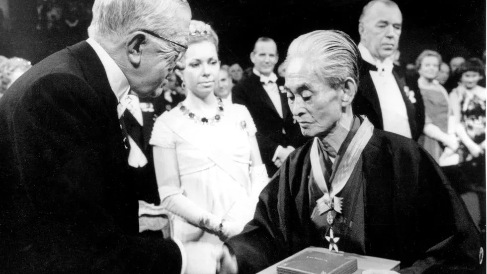 Gustav VI Adolf delade ut Nobelpriset i litteratur till den japanske författaren Yasunari Kawabata 1968.
