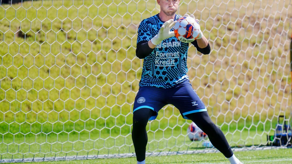Kasper Schmeichel byter nummer för en kväll.