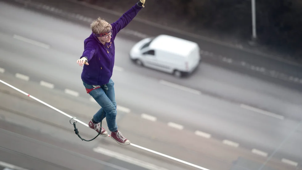 Även ett samhälle behöver bra balans för att fungera så bra som möjligt. Genrebild. Personen på bilden har ingenting med ledarens text att göra.
