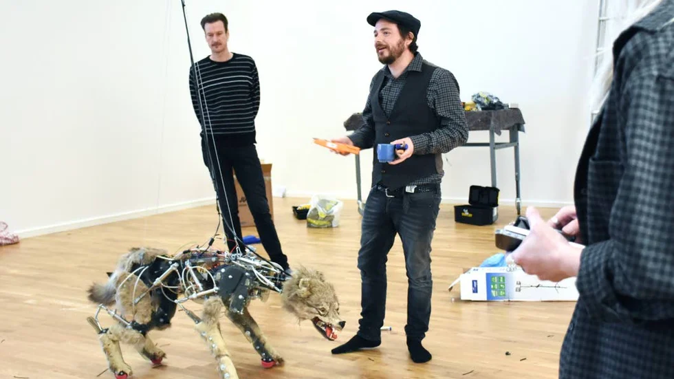 Konstnärerna Pekka och Teija Isorättyä med konstverket "Mechanic Wolf" under invigningen av Konstmuseet i Norr 2018.