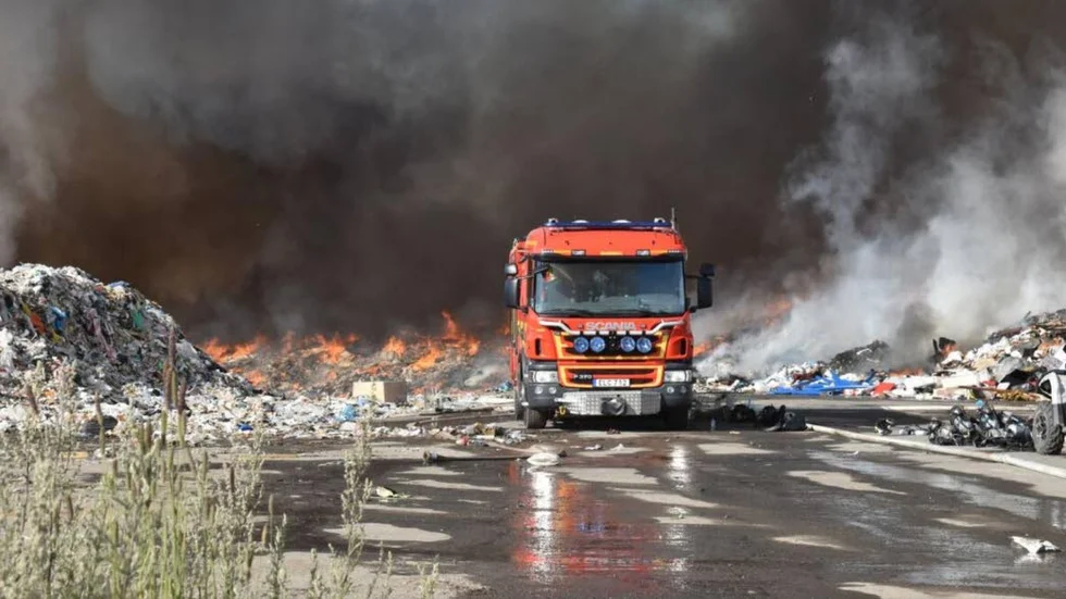 Det var över två tusen tonn brännbart avfall som stod i logor på fredagsförmiddagen.