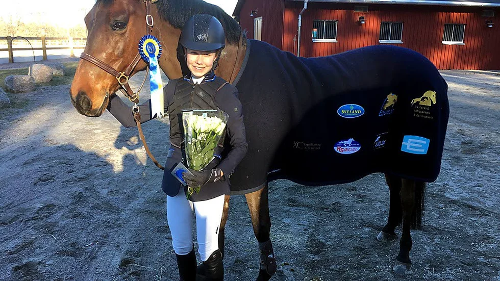 Prisade. Kajsa Björe med Little Grace har försetts med rosett, plakett och täcke för andraplatsen.