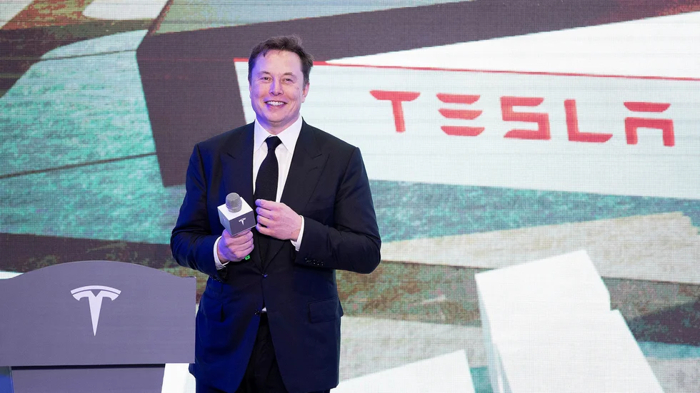 Elon Musk vid ett tidigare besök på Tesla-fabriken i Shanghai. Arkivbild.