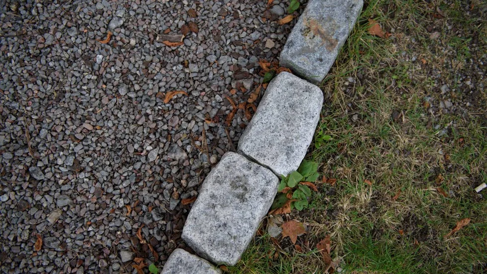 En kant mot gräsmattan ger ett prydligt intryck. Välj mellan sten, trä eller metall.
