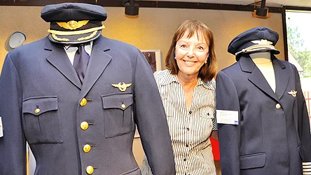 Reidun Boëthius, fd flygvärdinna, vid 1960-talets flygkaptensuniform och 1999 års uniform för kvinnliga flygkaptener (t h). De kvinnliga piloterna kan i dag välja mellan kjol och långbyxor.