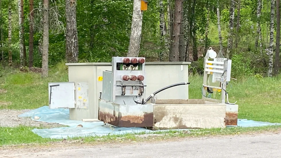 Här utanför Torstorps motionscentral stod transformatorn i vägkanten.