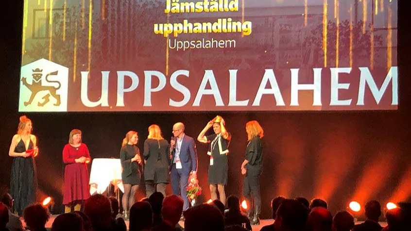 Delegationen från Uppsalahem tar plats på galans scen för att ta emot priset Jämställdhetsbygget.