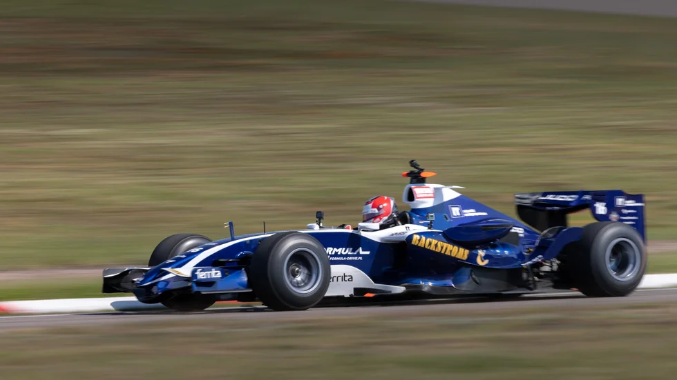 Alexia Danielsson på Anderstorp i den formel 1-bil från Williams som Nico Rosberg rattade under 2007. Efter de fem varven var det en skakig och fnittrig Danielsson i depån.